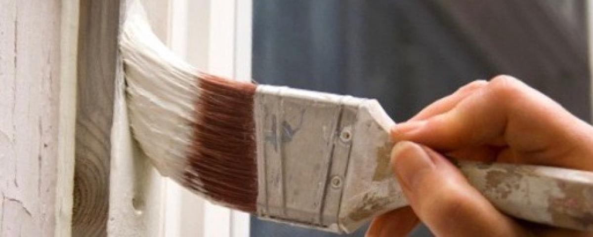 hand holding a paint brush